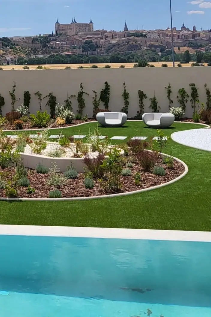 Jardín de obra nueva con vistas a Toledo, después